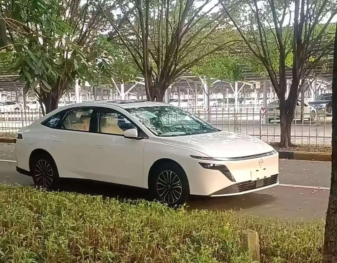 家人们谁懂啊!合资车终于开窍了?东风日产N6实车曝光,鸿蒙座舱+130k