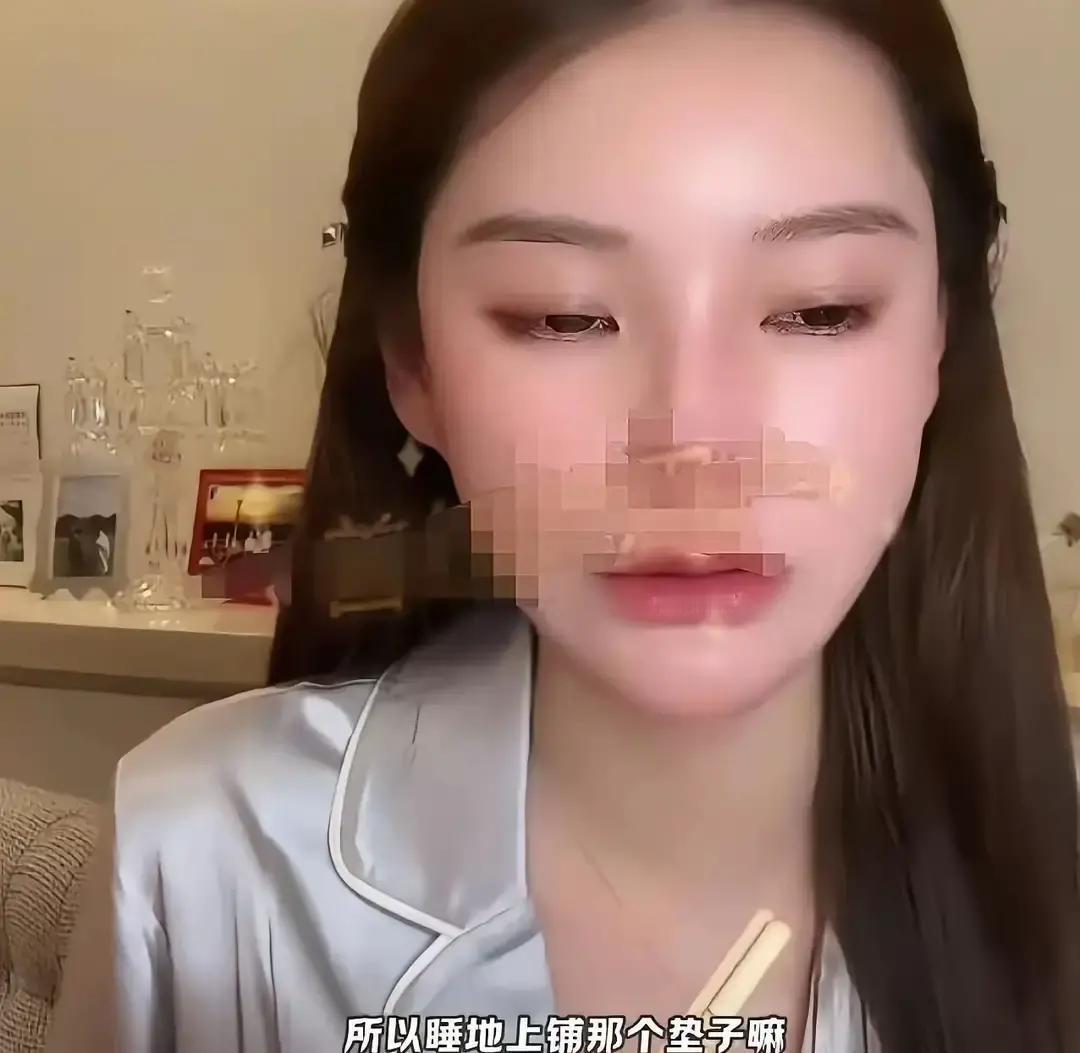 保姆打地铺三年，汪小菲终于爆发小杨阿姨睡客厅地板，旁边堆着尿片。冬天盖的是