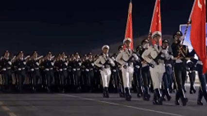 阅兵彩排过后，预计马上会有人开始说西方阅兵更有松弛感，更有实战经验，光会踢正步和