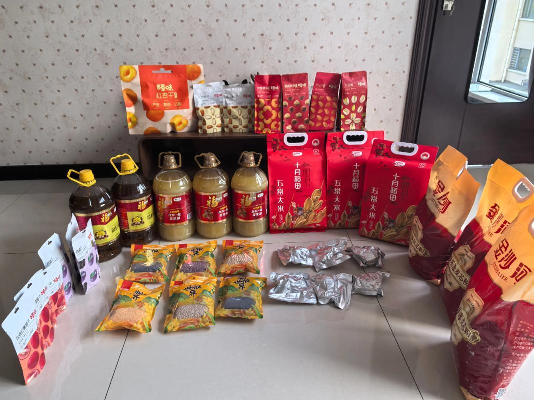 今天单位发过年福利，场面热闹得像赶集。体制内的同事们一个个笑呵呵地往车上搬东西：