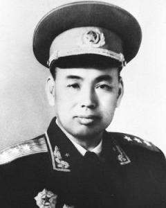 1985年，许世友的遗体告别仪式上，妻子田普，满含热泪，走到丈夫的面前，拍了拍她