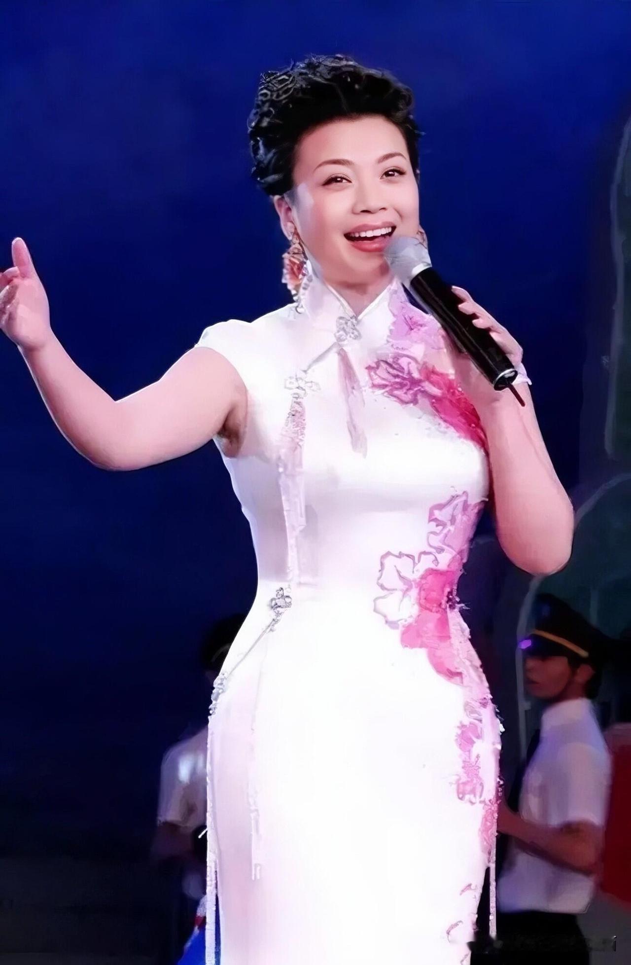 58岁的张也身材丰满，风韵犹存，是无数少男的梦中情人，和顶级女歌唱家宋祖英齐名，