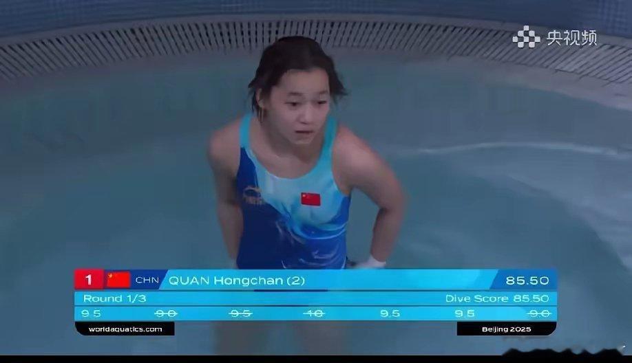 在女子10米台预赛中，全红婵的表现堪称惊艳。​第一跳，她便凭借出色发挥得到85.