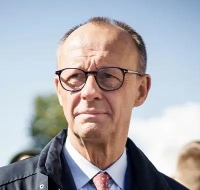 太尴尬啦。美国前脚宣布傲慢德国撤出5000名士兵，后脚德国总理默茨称:美国现在是