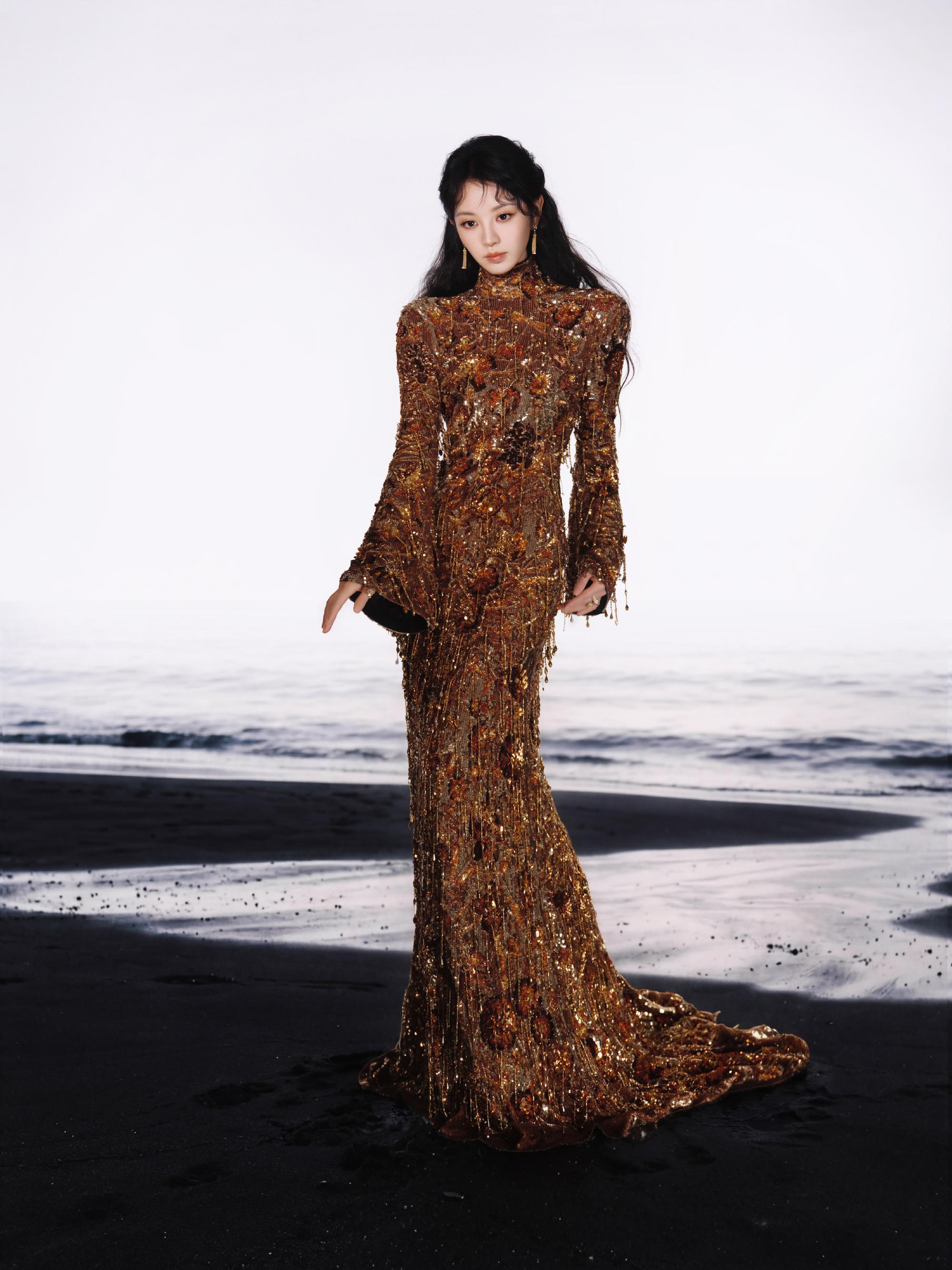 田曦薇身穿GUCCI全新创意总监Demna的“LaFamiglia”首季作品搭