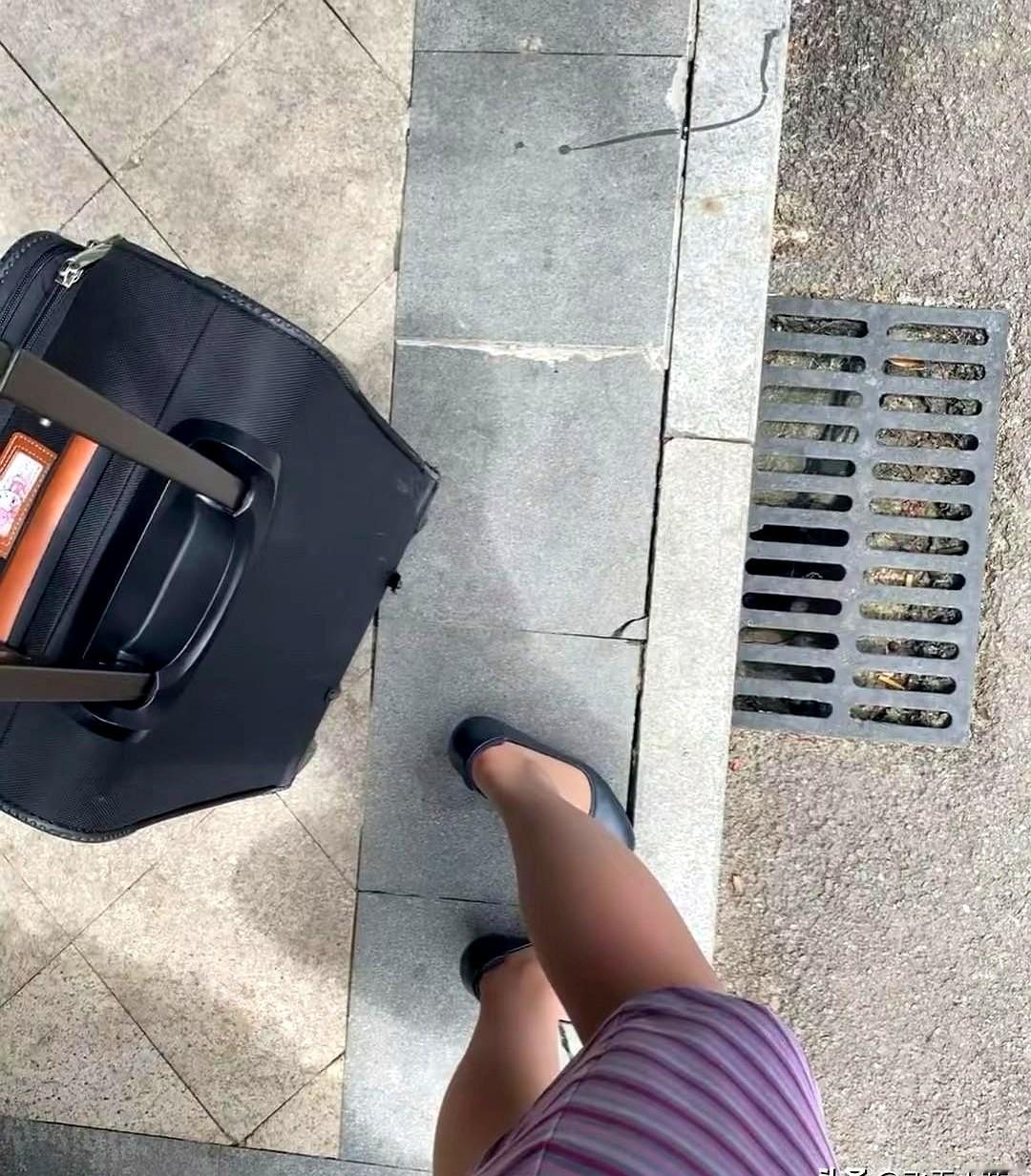 空姐谈航司高跟鞋最近部分航司有关取消空姐穿高跟鞋着装要求，引起了广泛的热议