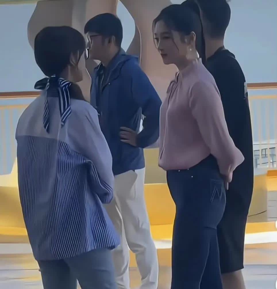 不是吧，关晓彤这个身材真的没人发现吗？这逆天的大长腿如果不是旁边的女生，还以为开