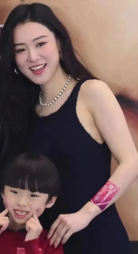 曾志伟儿子曾国祥的老婆王敏亦太美了，倾国倾城，百看不厌，养眼