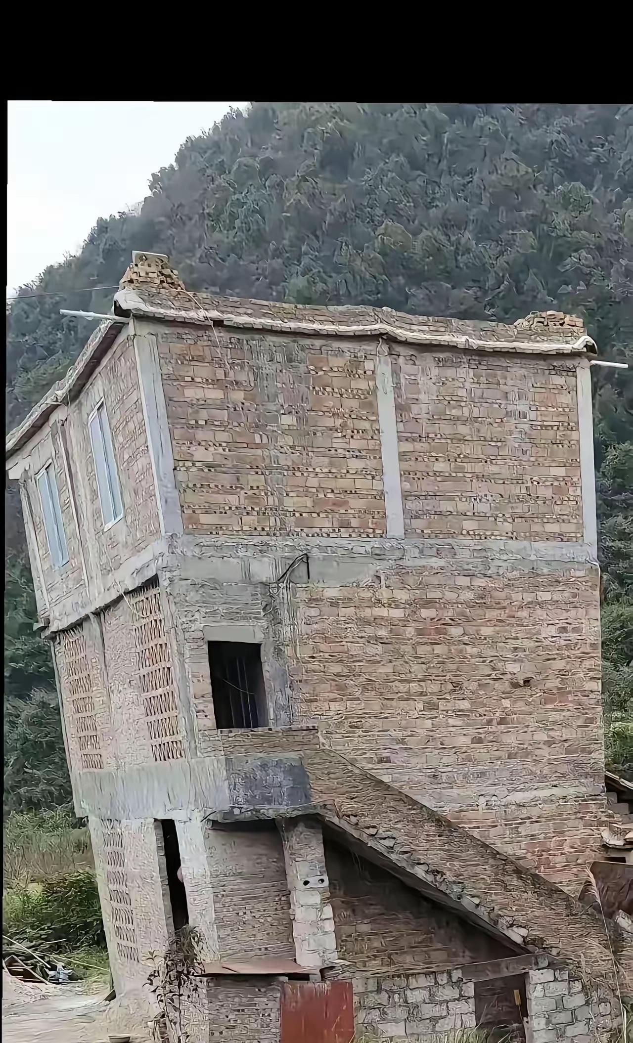 我不知道是那个大师设计的，还是房主为了省钱让学徒做的迈，这个房子还能住人吗？