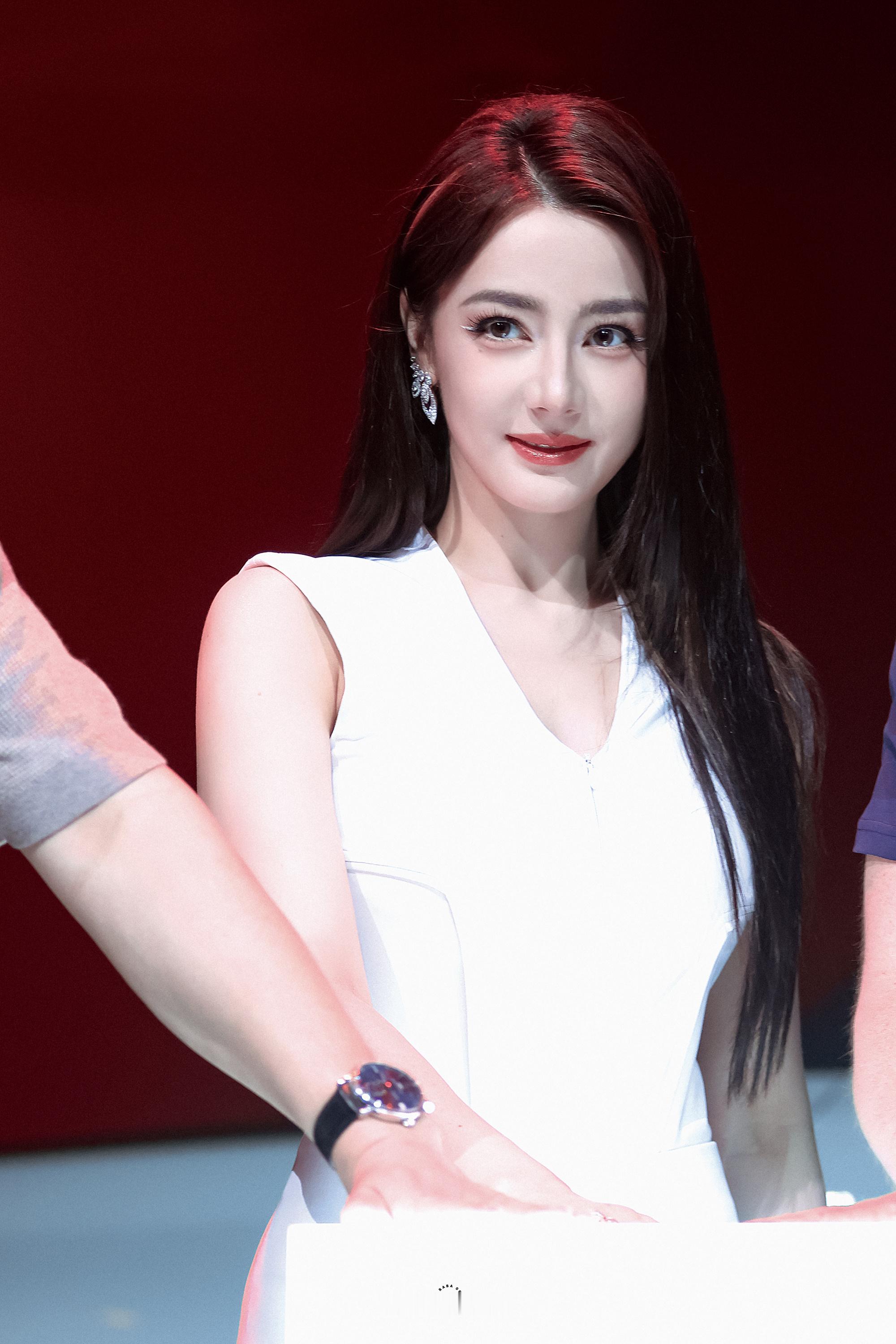 迪丽热巴白色眼线有这脸怎样画都很美