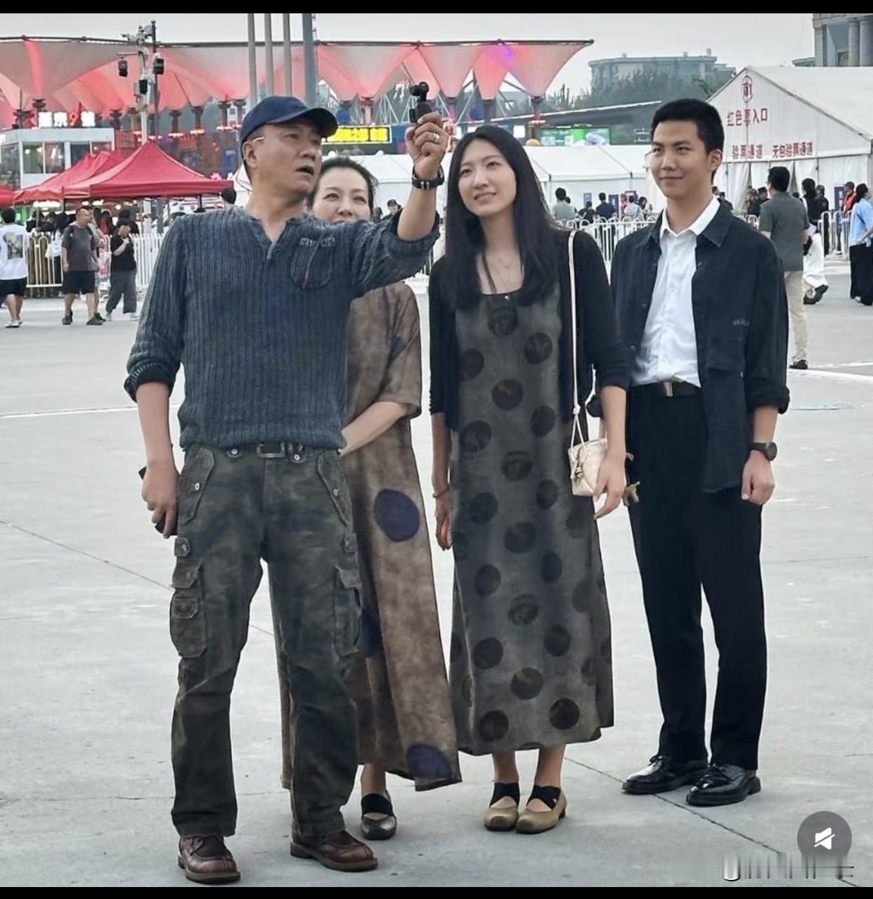 网友偶遇胡军一家儿子与女儿都这么高了？感觉18岁的康康有些像妈妈不过我觉得
