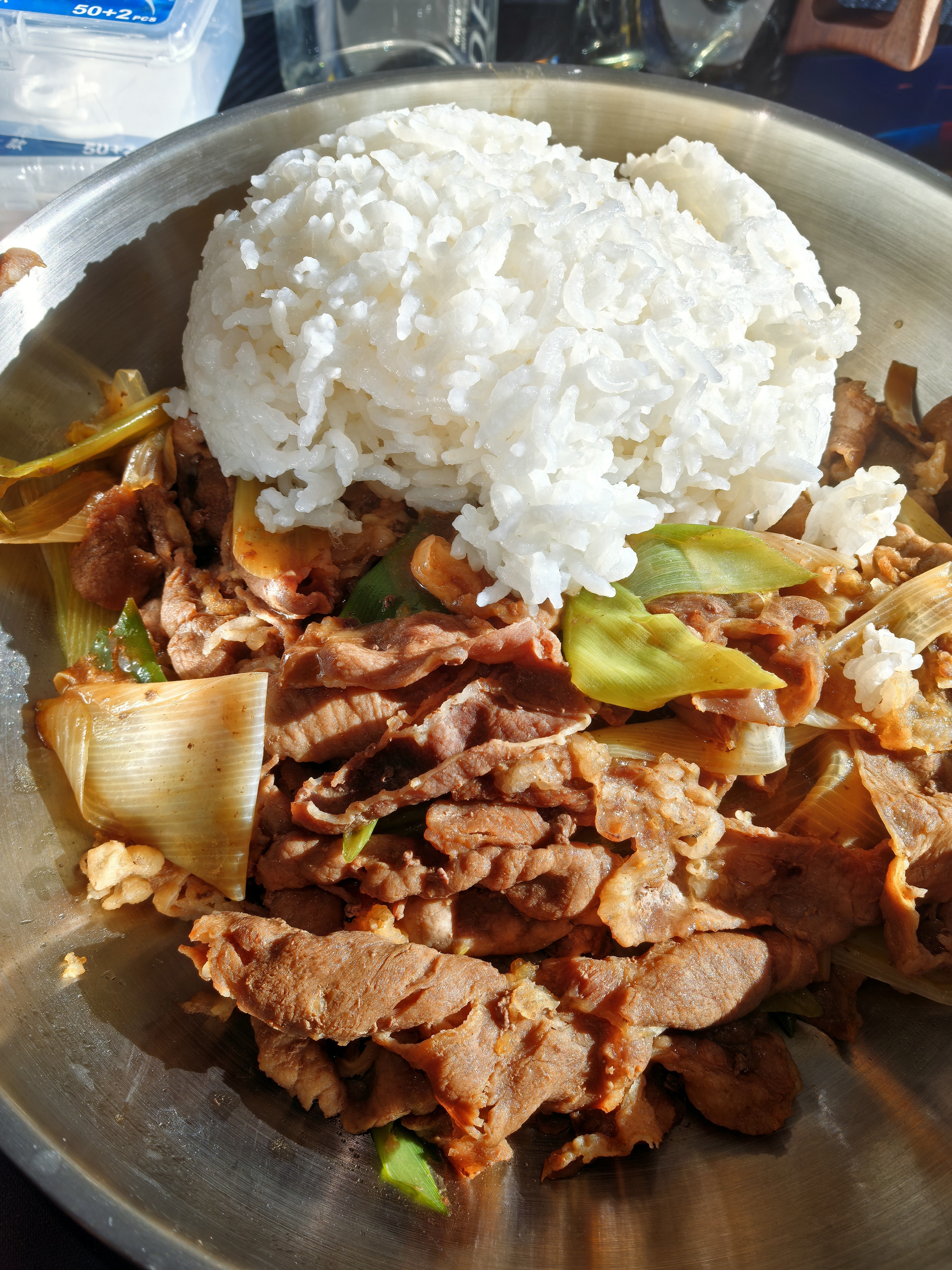 真的，这一碗热米饭扣在葱爆牛肉上面的时候，我今早上本来都抬不起来了的右胳膊都不疼