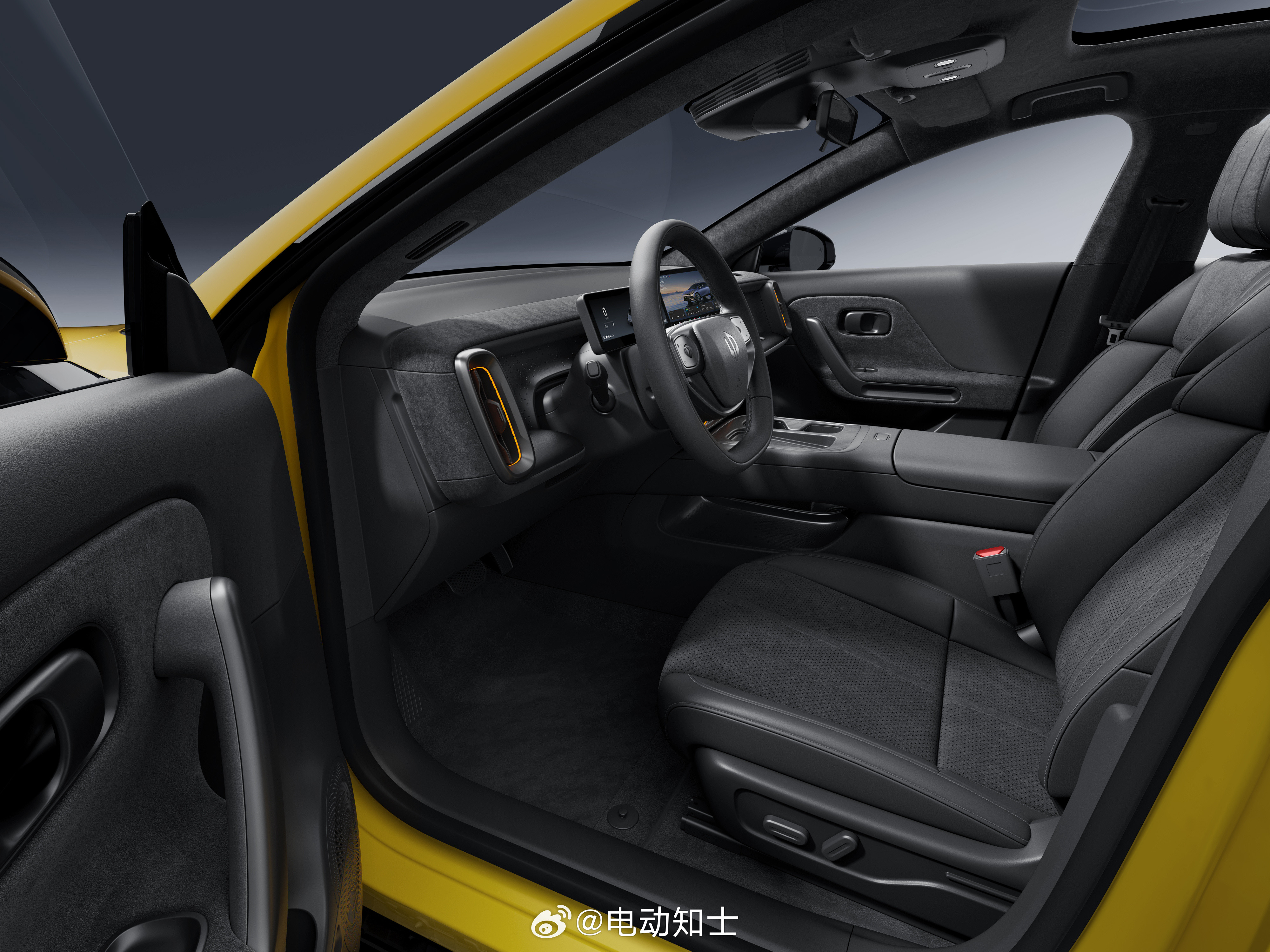 零跑Lafa5的内饰公布，整体风格还是非常运动的，中控屏尺寸偏小，座椅...