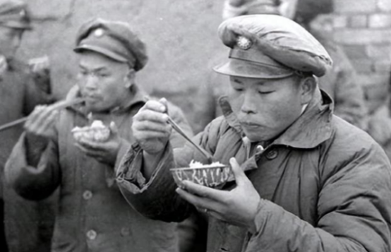 1948年，有一个国民党士兵饿的实在受不了了，跑到了解放军阵地，竟然背回一袋子馒