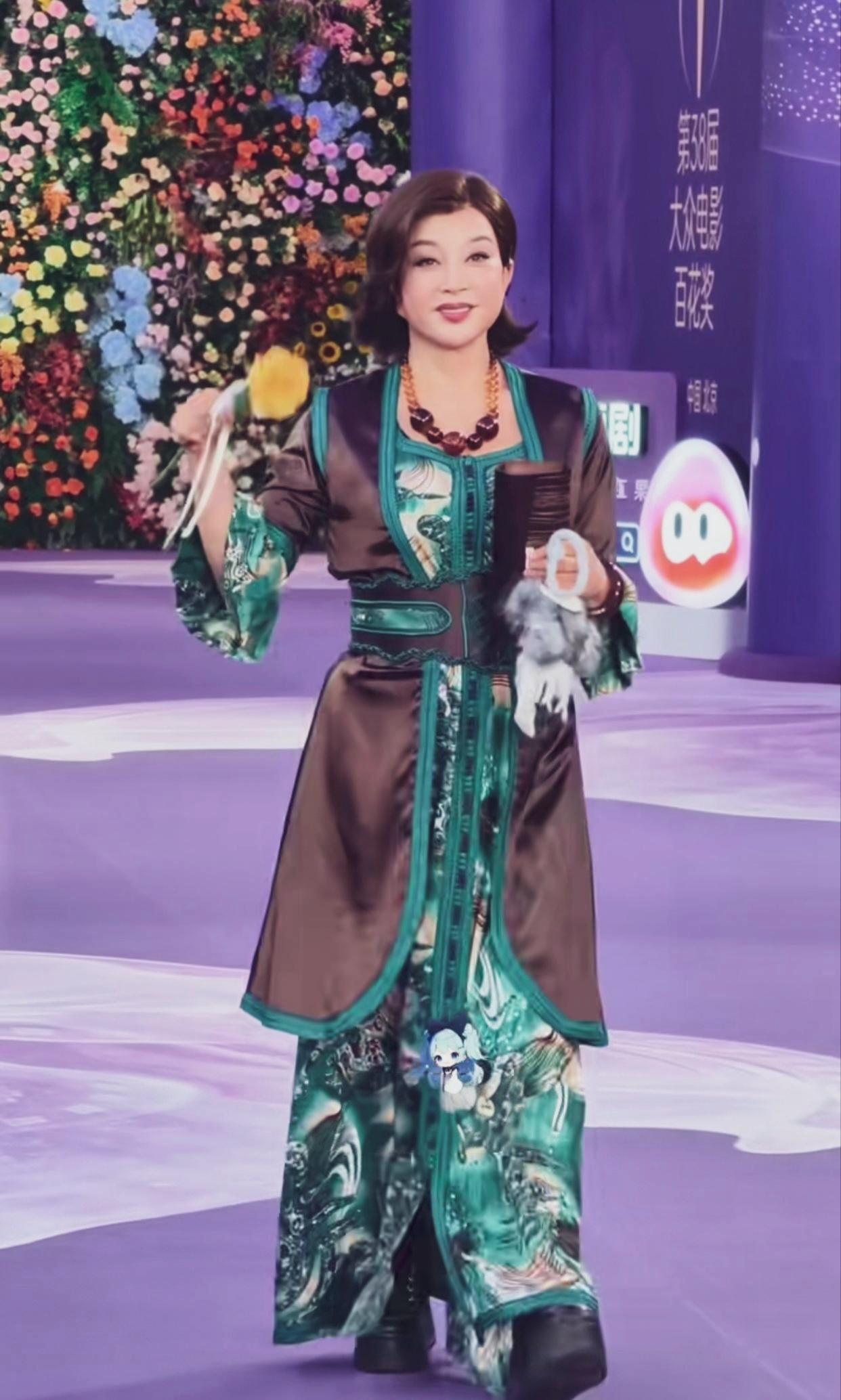 刘晓庆真是返老还童了，容光焕发，神采飞扬，腰不弯背不驼，哪里像75岁的老人。站在