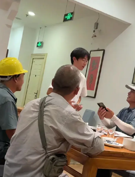 农民工大叔请几位工友聚餐吃饭，庆祝儿子考上大学，饭店里一位大学生暑假工，却当着老