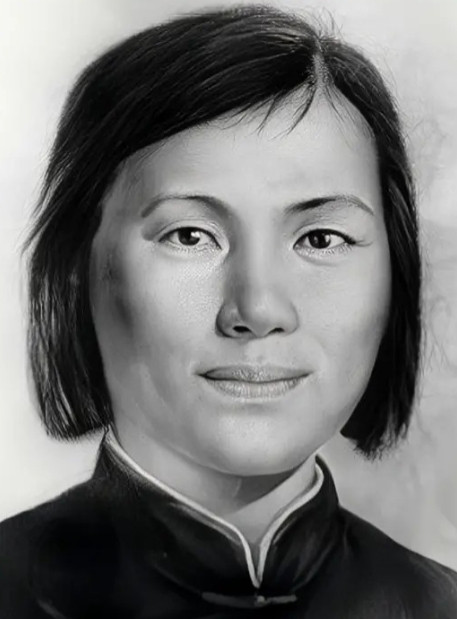 1949年，当解放军冲进渣滓洞监狱时，发现血泊里有一女子抱着个小女婴，她的后背朝