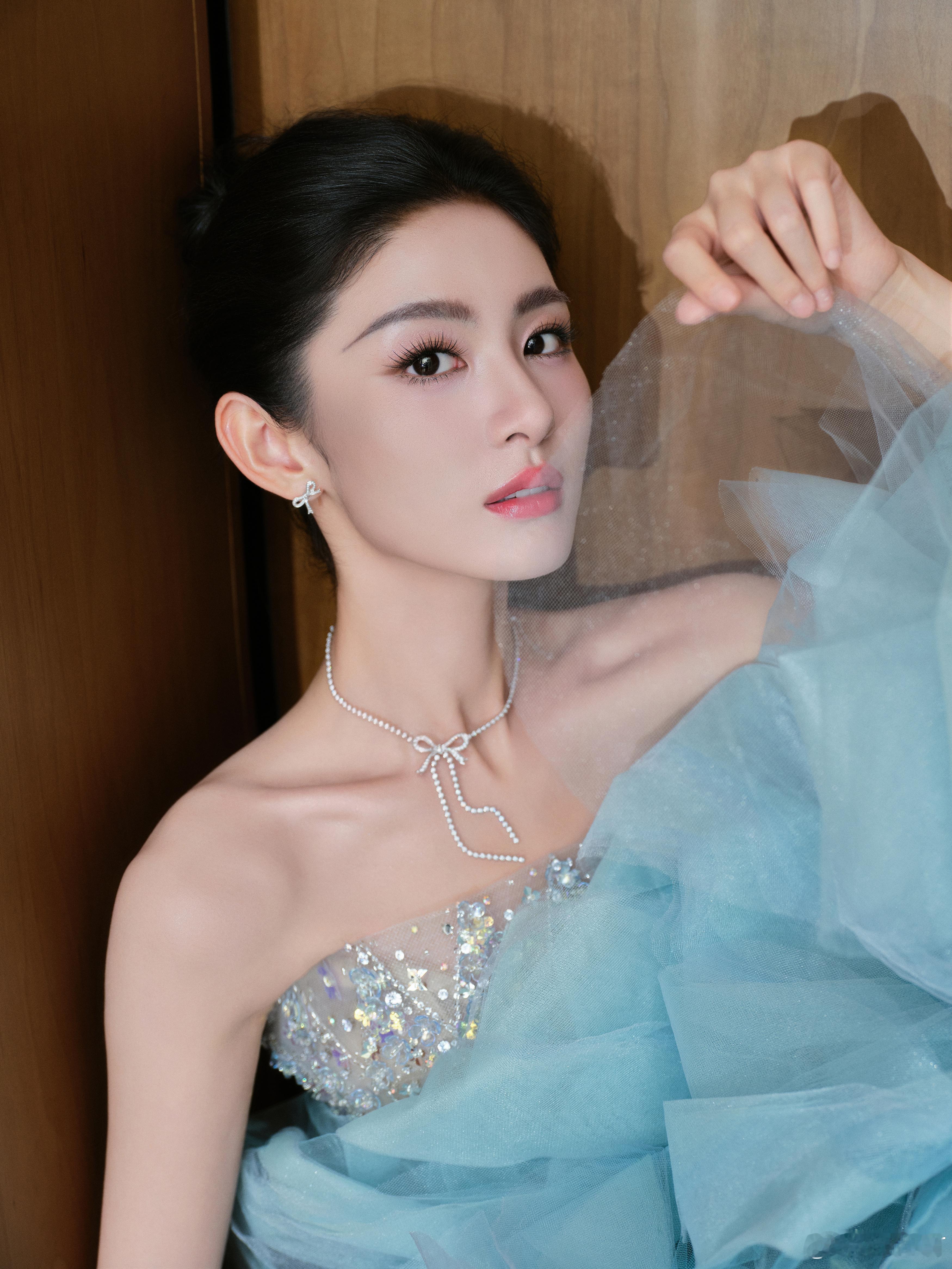 赵晴裸肩缀钻，玉腿缠纱，红唇轻扬的刹那，湖蓝裙摆都成了勾魂的网。