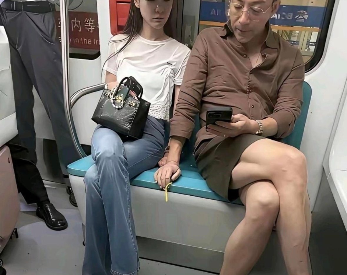 汪小菲和马筱梅坐地铁被拍。​