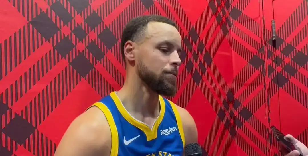 三分线外一步，他让杜兰特当墙谢泼德刚站弧顶，对面两人扑他，空位留给杜兰特。