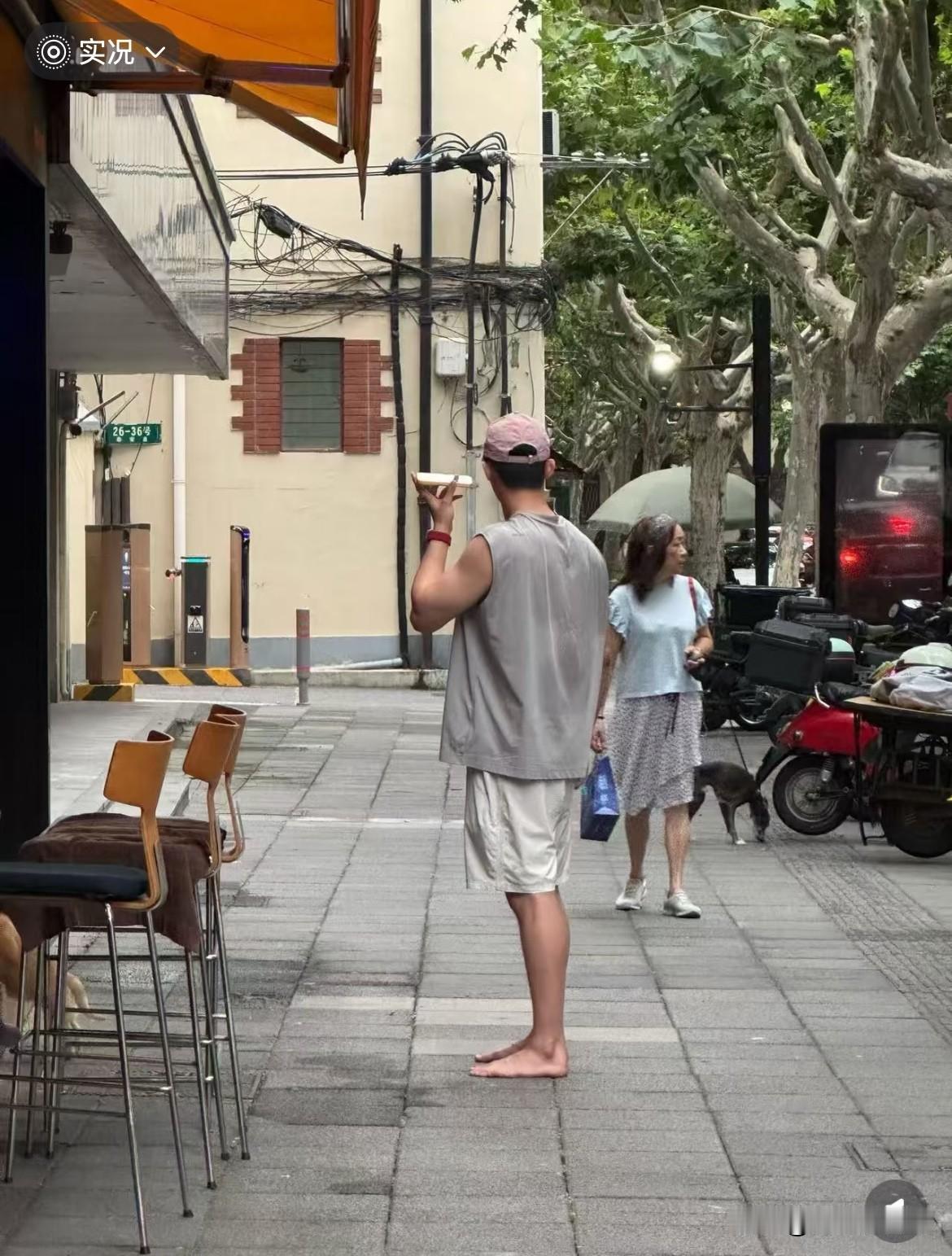 真会养生啊老景瑜子！三伏天光脚15分钟，相当于全身艾灸，挺好毕竟是拿