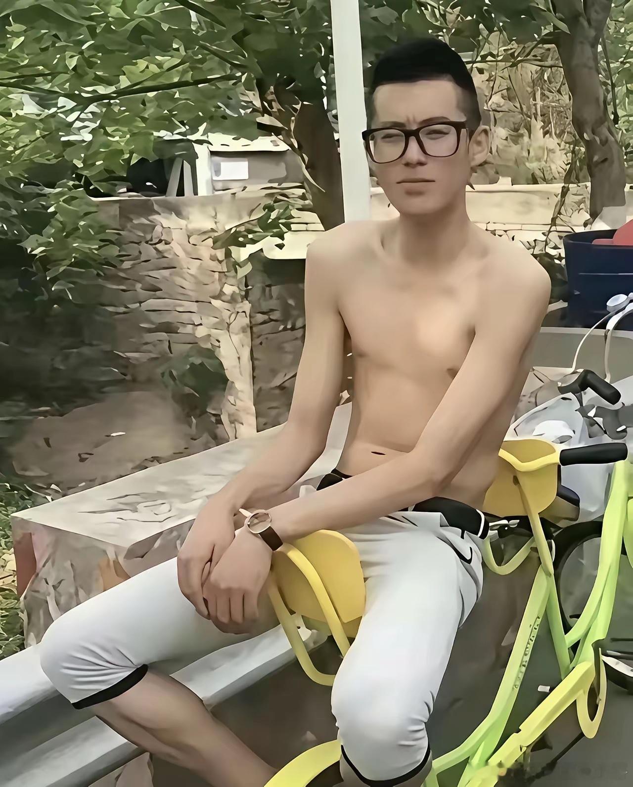 王鹤棣早期照片被扒，真的就是个精神小伙！