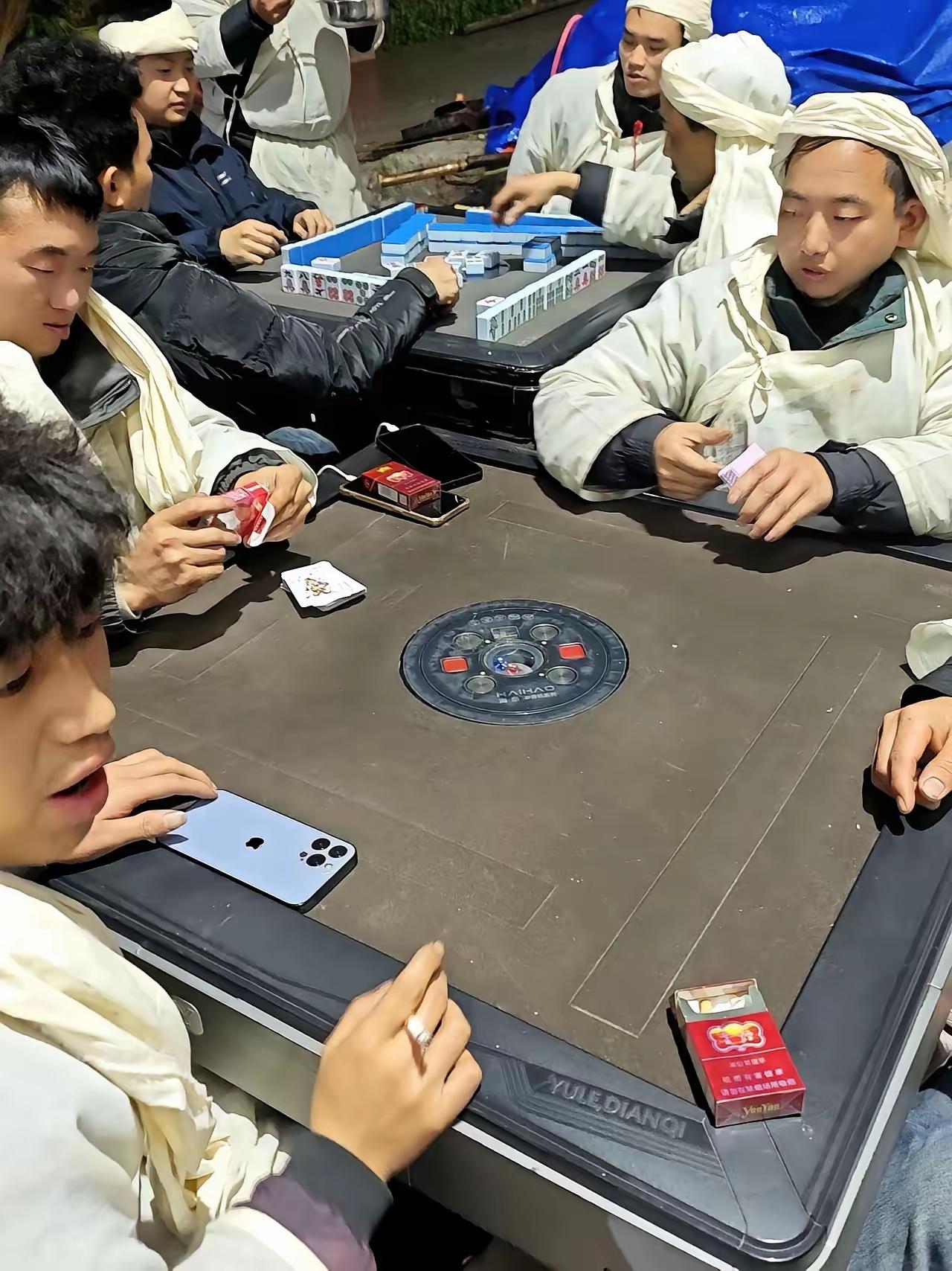 你的生死，只是别人的一场聚会而已。下雨天打伞——轮着了。苏轼：人生就是大闹