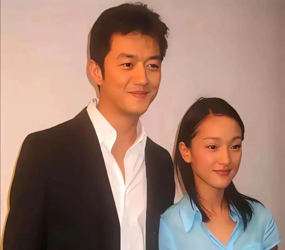 这是李亚鹏当年和周迅热恋时的合照！二人因合作古装电视剧《射雕英雄传》时而相识相恋
