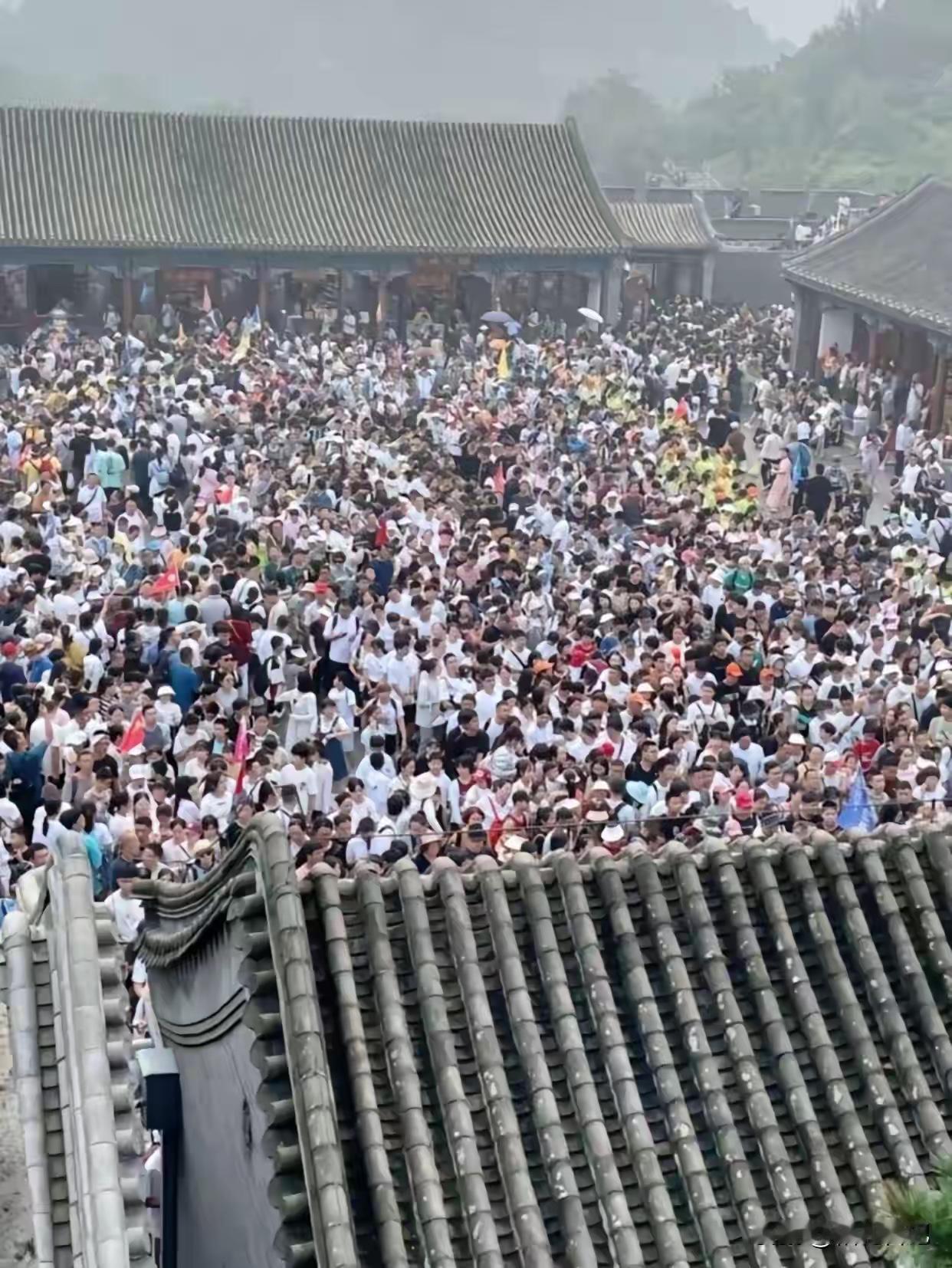 来吧一起来看人山人海排队几小时参观几分钟[捂脸哭][捂脸哭][捂脸哭]