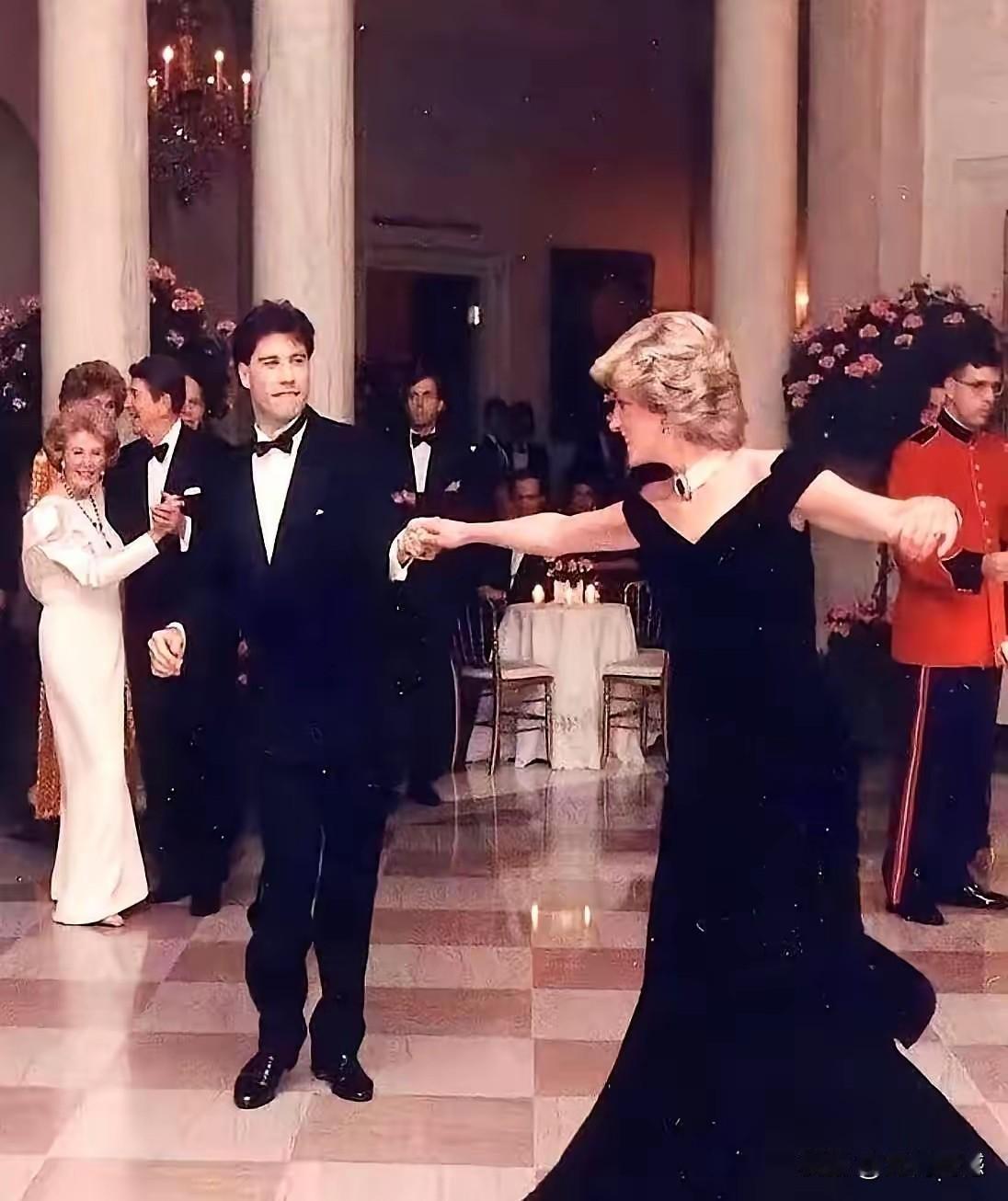 戴安娜王妃的这个舞伴是谁？这个人看起来是很帅气的，身材非常高大，长得也非常精神，