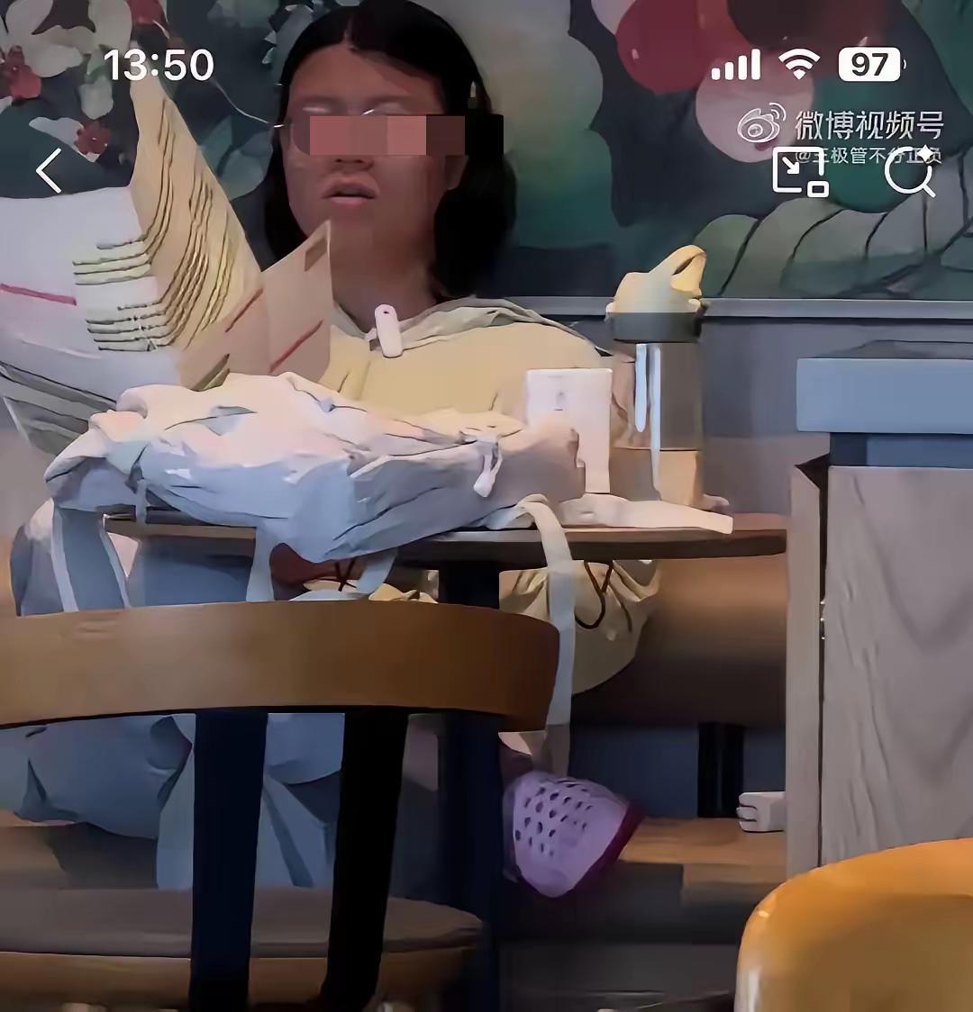 海口这名备考公务员的女子，第二天又回到了同一家星巴克。这个后续，比她第一次带着“