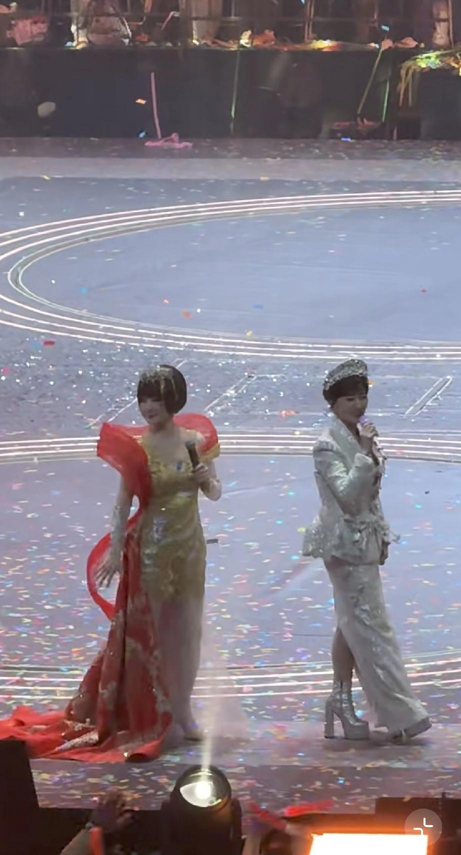 4月4日，赵雅芝与潘迎紫同框，赵雅芝太难了，脸上和脖子里面的褶子特别多，状态远不