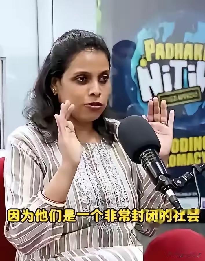 真是笑死！这就是印度人感恩的方式！真是得了便宜还卖乖！一名印度女生拿着全额奖