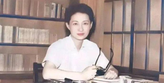 张学良痴迷一生的赵一荻有多美？16岁时在香山留影，美若天仙！