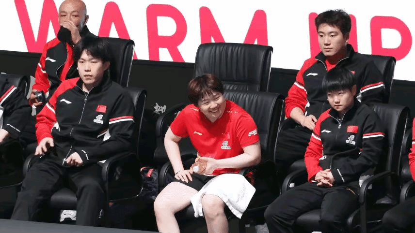 大头挪椅子靠边坐，你要笑死我了。你看把旁边的大丫头逗的，笑死了。大丫头在莎莎的