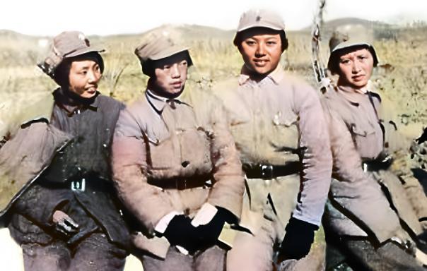 照片中的四位看上去普普通通，10年后个个都是开国功臣，其中一位开国元帅夫人，一位