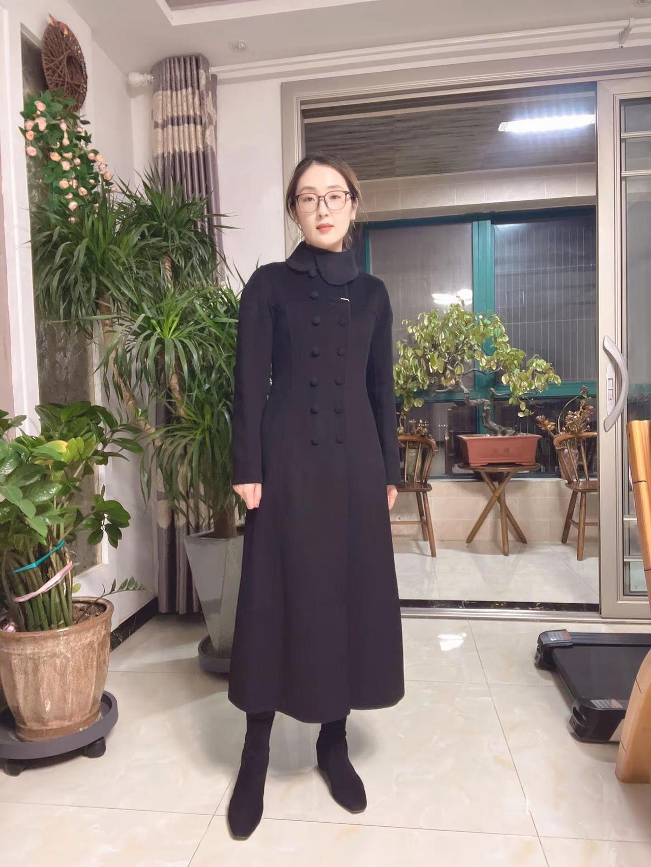 你们衣橱里有没有缺少一件赫本风的大衣呢？这款在大花家买的大衣穿上真是既古典又高