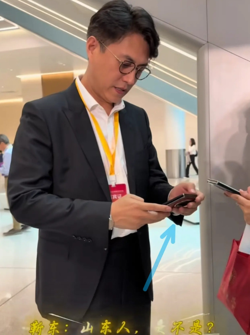 靳东、洪金宝都用华为三折叠啊。前两天华为又发布了新款的三折叠xtS，刘德华先