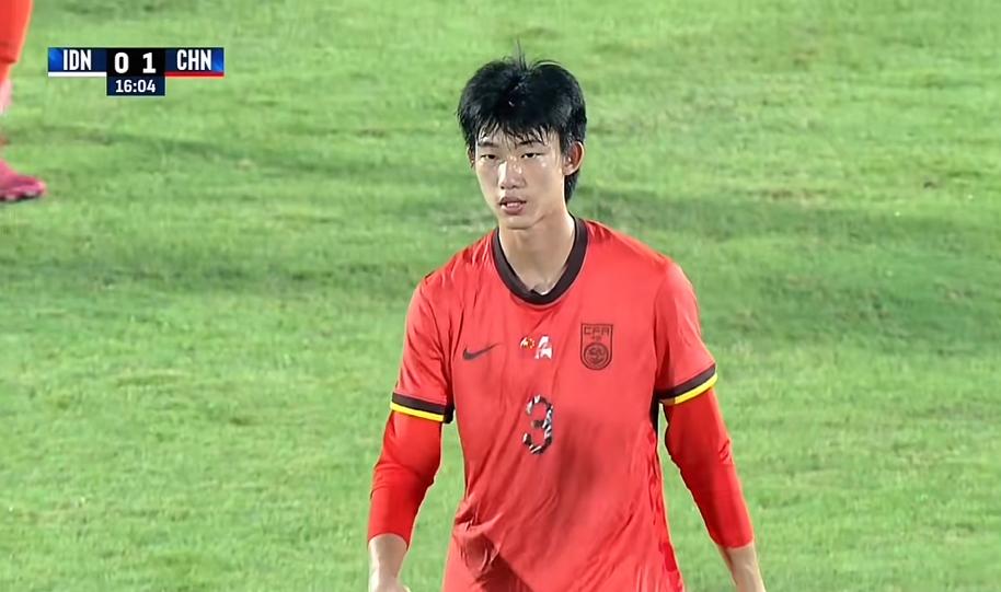1-0！中国队领先印度尼西亚！赵松源破门！比赛第16分钟，邝兆镭长传吊禁区送