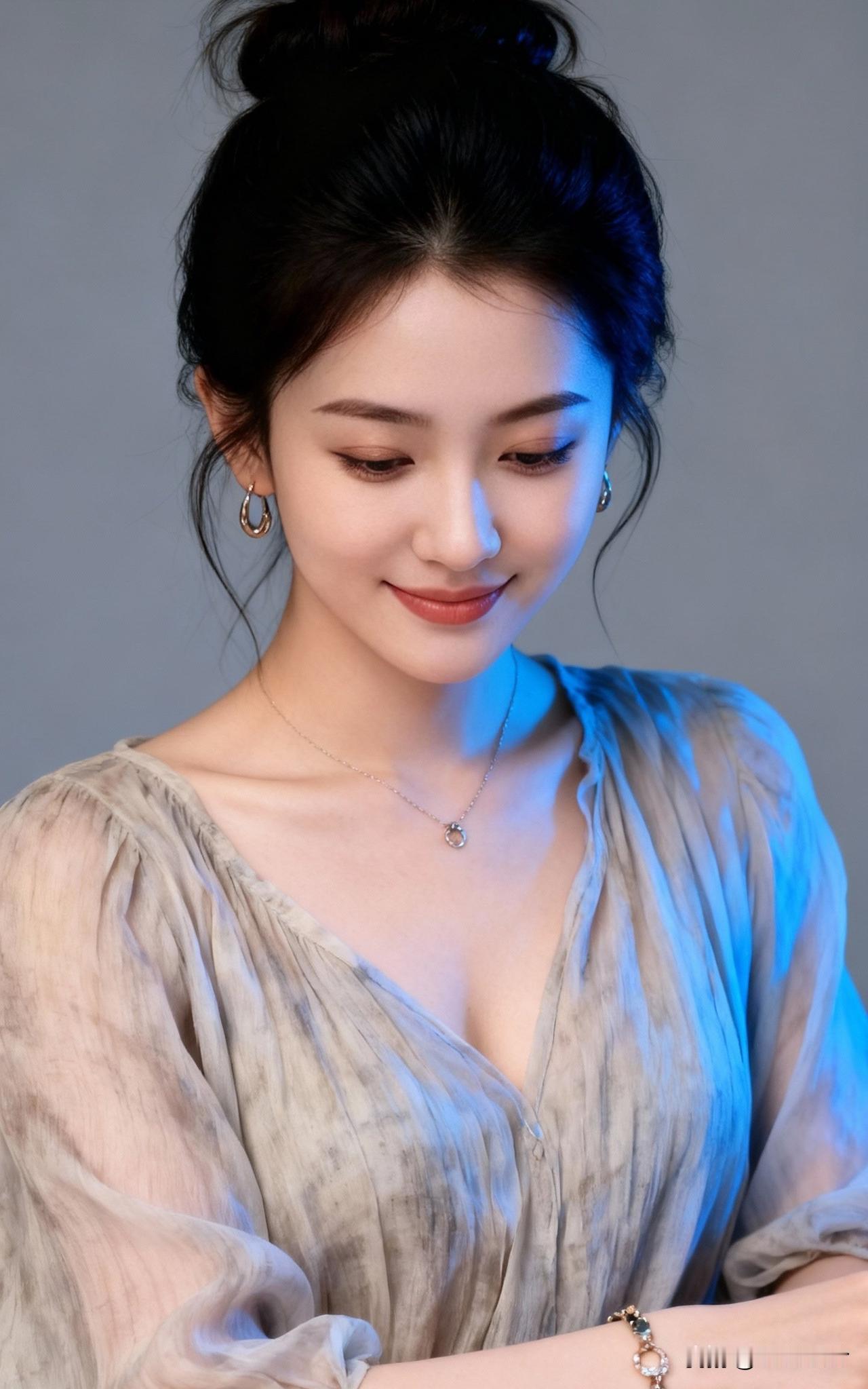 温柔甜美的少女，浅笑盈盈，散发着优雅的气质。