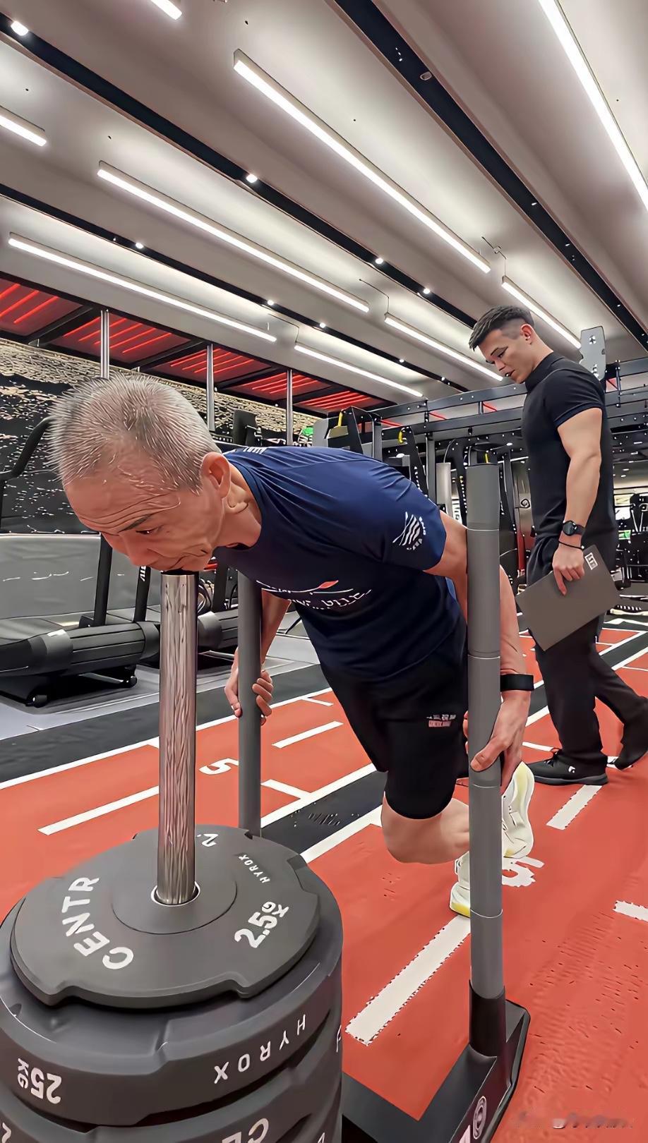 看到70岁的王石在健身房里健身不知道他这么“拼”的意义在哪里…正常人退休后