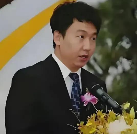 提起许家印的大儿子许智健，不少人都觉得他和父亲简直是一个模子刻出来的。今年4