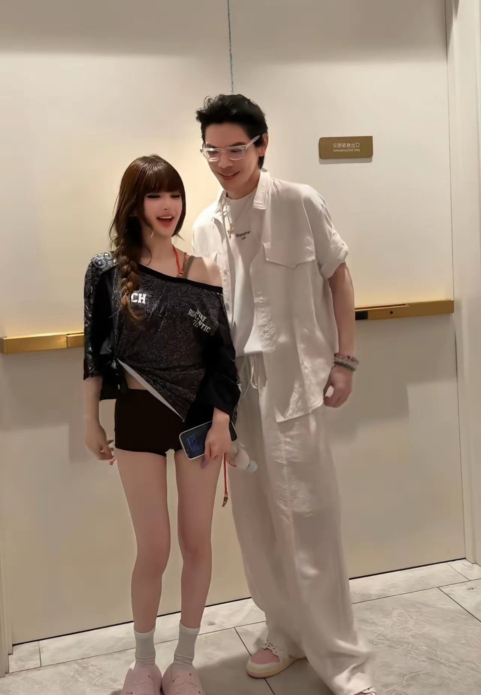 向佐，去看赵露思澳门的演唱会了！7月11日晚，向佐晒出了和赵露思在澳门演唱会后台