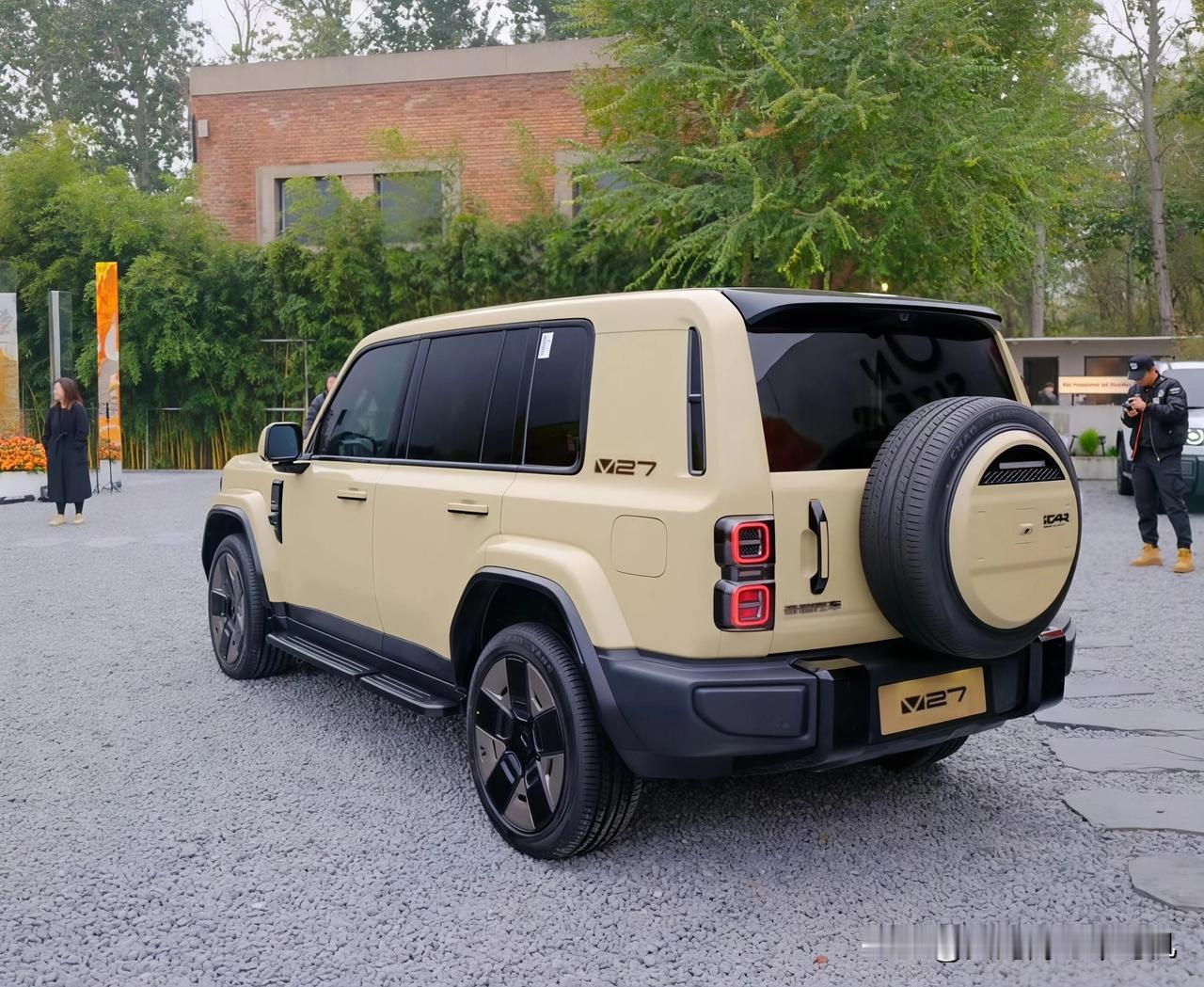 奇瑞颜值最高的车icarv27，看着小，实际上车长接近5米。这种复古方盒子造