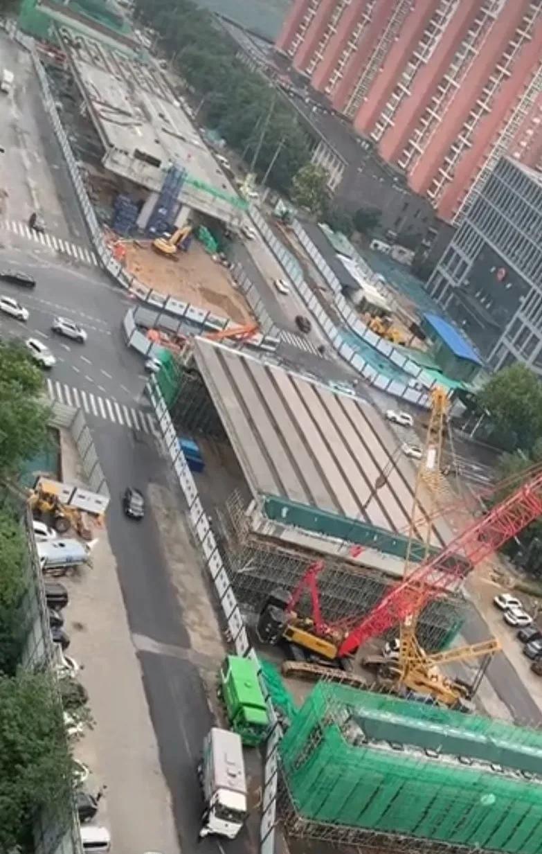 哇塞，石家庄和平路高架桥谈固大街两边搭起来了，这动静可不小！那真叫一个快！“高架