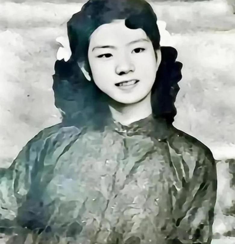 1949年，军统特务毛森抓到了一个交际花小姐，并对其严加审讯。“你到底说不说！”