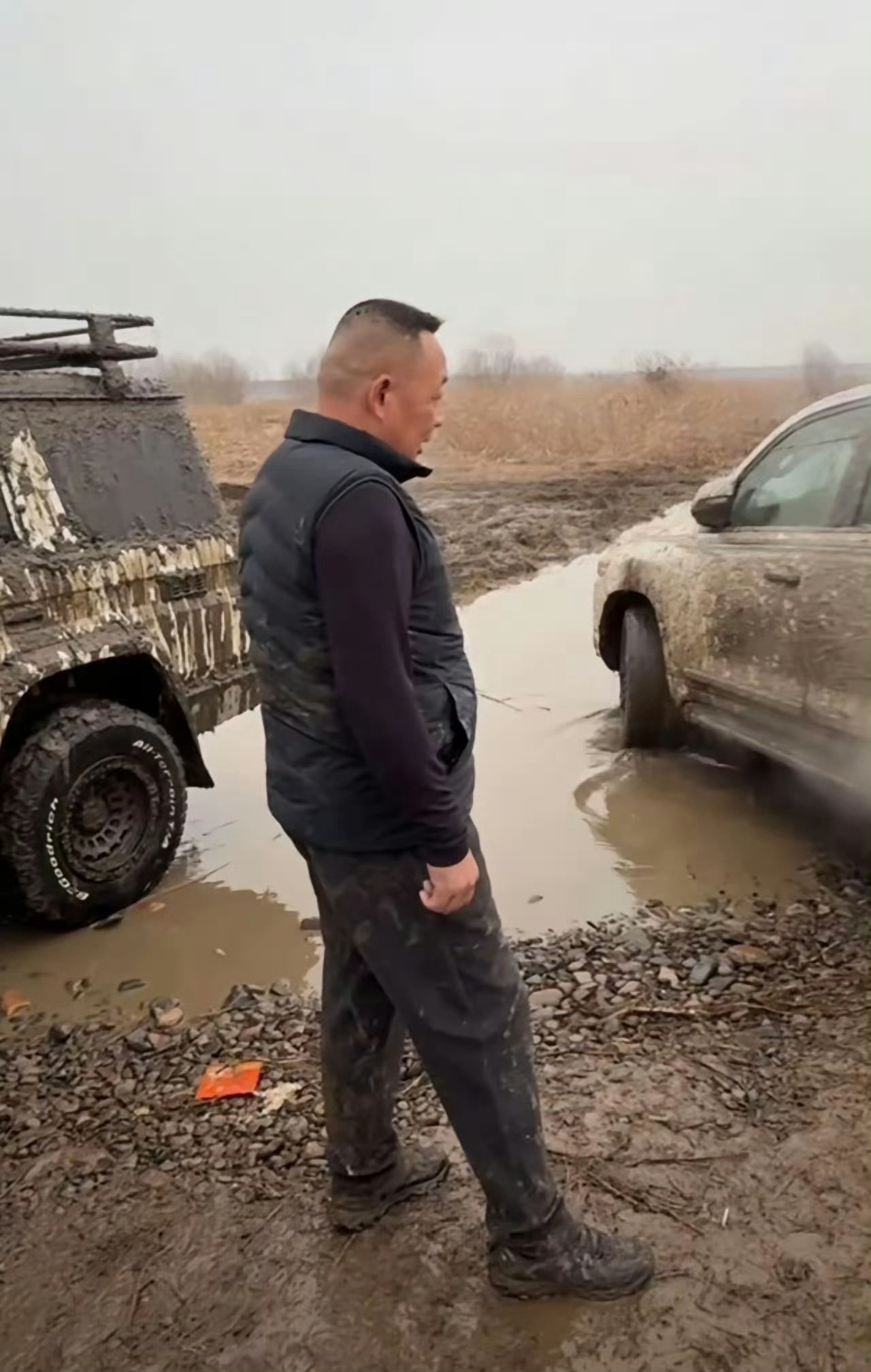 胖东来老板于东来也爱玩车啊，还是玩越野哪有男人不爱车的呀