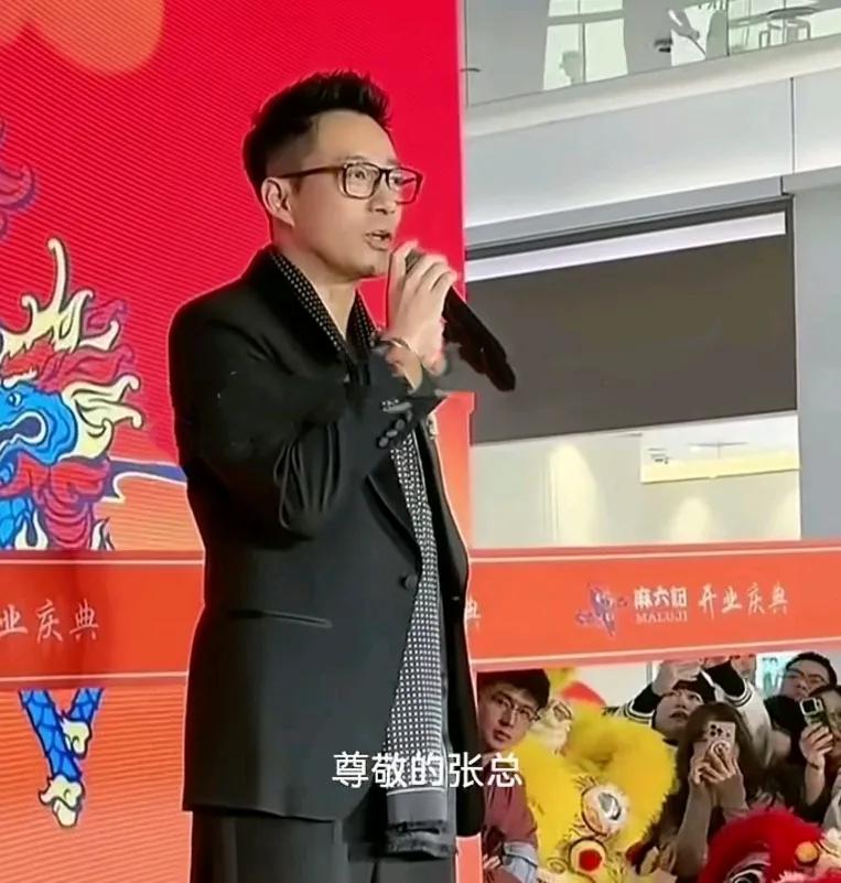 汪小菲算是承认错误了吧？在新店开业仪式上亲切的称呼妈妈:张总！这是孩