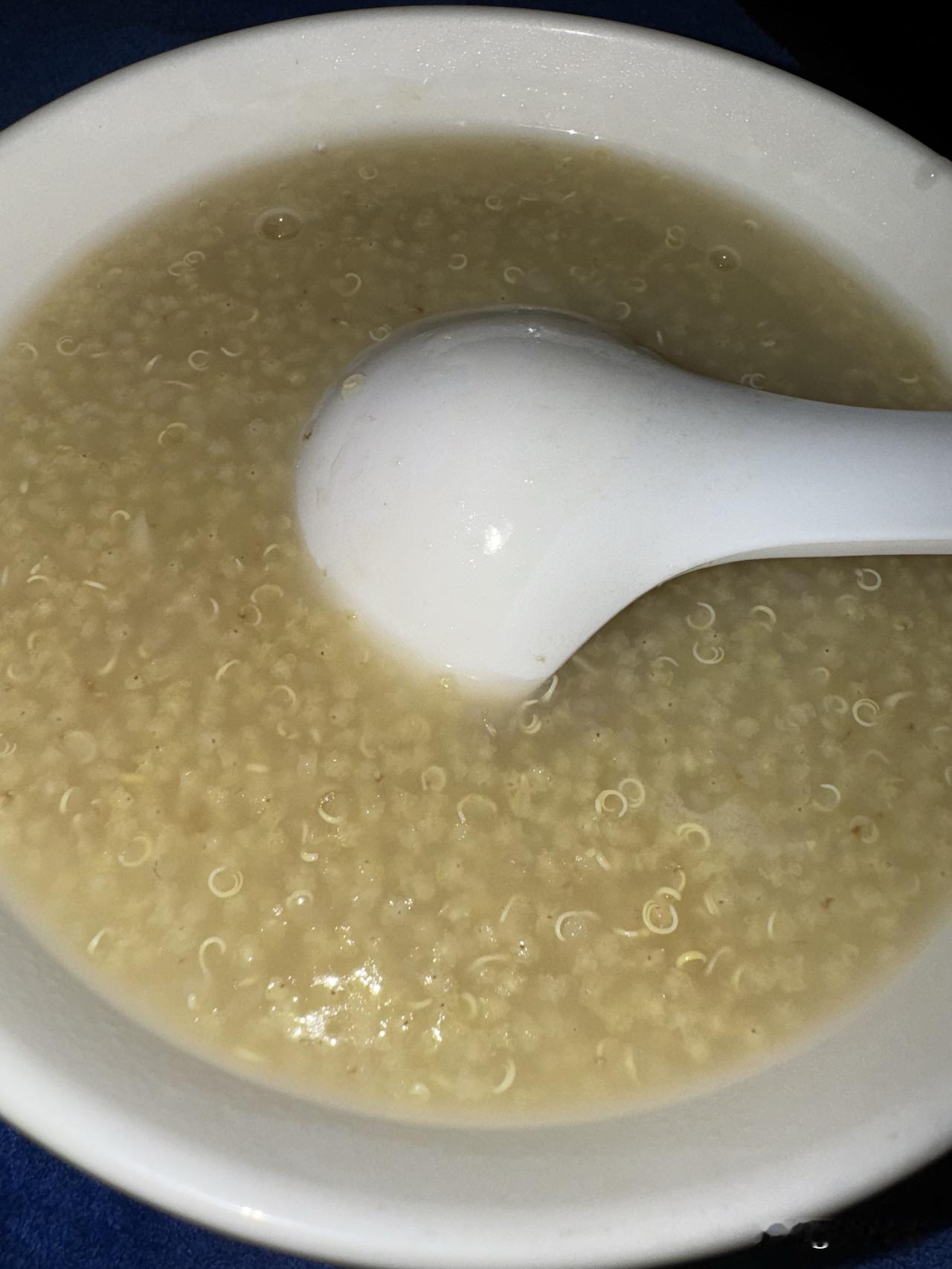 那碗裹着晨光的粥凌晨三点被头疼攥醒时，没想过这一天的开头会裹着甜。蜷在被