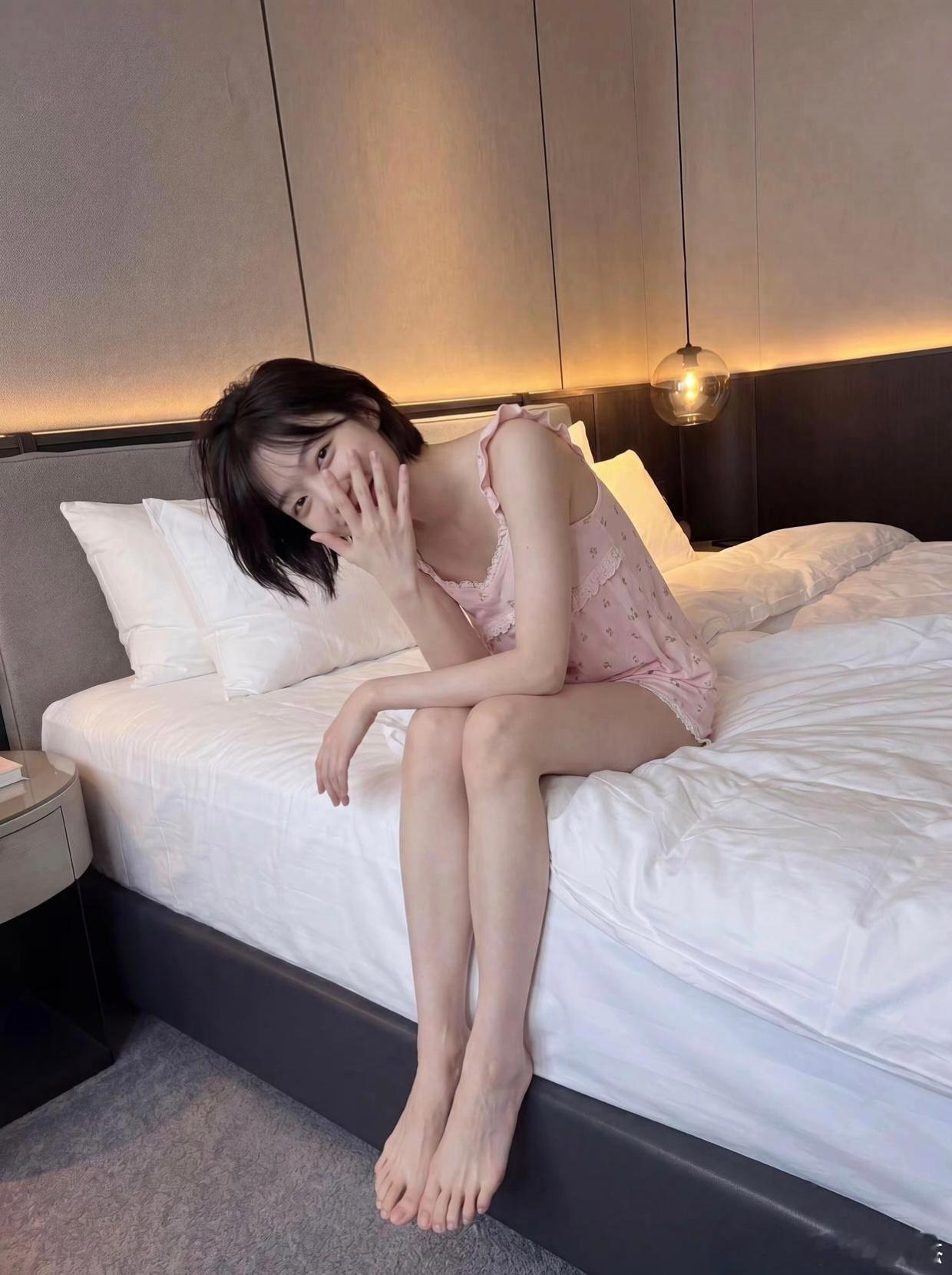 不懂就问，拍照捂嘴偷笑是什么意思？